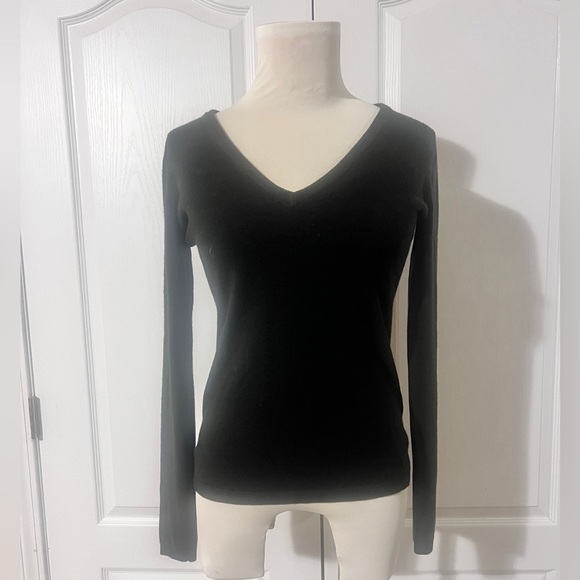 New York & Company Black V Neck Sweater -‎ sz XS - Picture 1 of 5